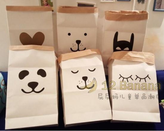 屁屁妈脱胎未换骨后 再次来老店新开 所有宝贝这个月成本价出售 卖的越多亏的越多 买到就是赚到啦 所有宝贝都是自己给屁屁用过才放心卖的 绝对放心哦 品牌目标是创建和乐趣 并提供对象由对各个年龄段的孩子的爱 目前这批新款和原版更接近了, 同样双层360g的牛皮纸材质却比上一批更有韧性,更软 对牛皮纸了解的内行应该都知道,同样克数的越薄成本越高 INS热门收纳纸袋1:1定制 不管是小朋友的玩具整理,还是家居其他杂物的收纳装饰都是方便又好看哒 在英国 几乎每个孩子的房间都能见到这些可爱的收纳袋 作为儿童房的玩具